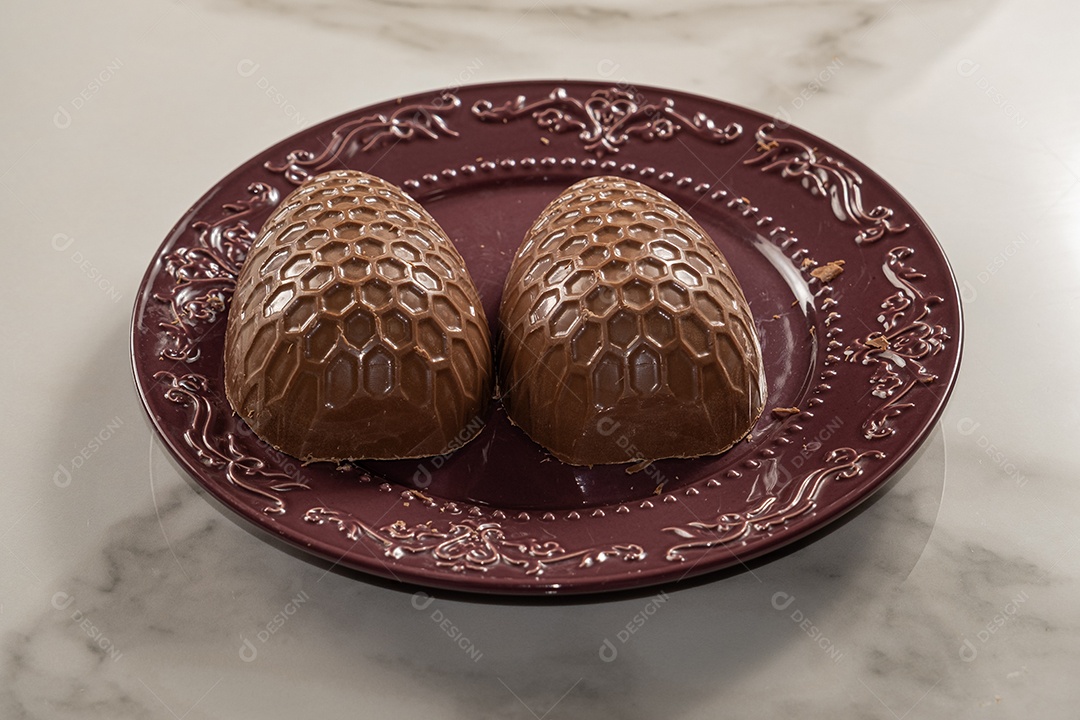 Ovo de Páscoa de chocolate com textura de favo de mel