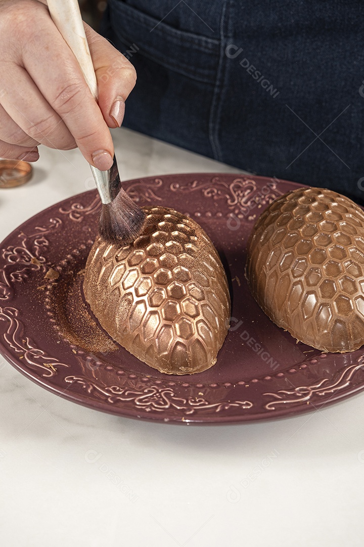 Ovo de Páscoa de chocolate com textura de favo de mel