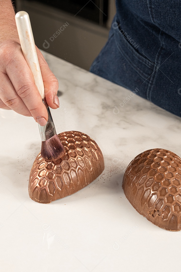 Ovo de Páscoa de chocolate com textura de favo de mel