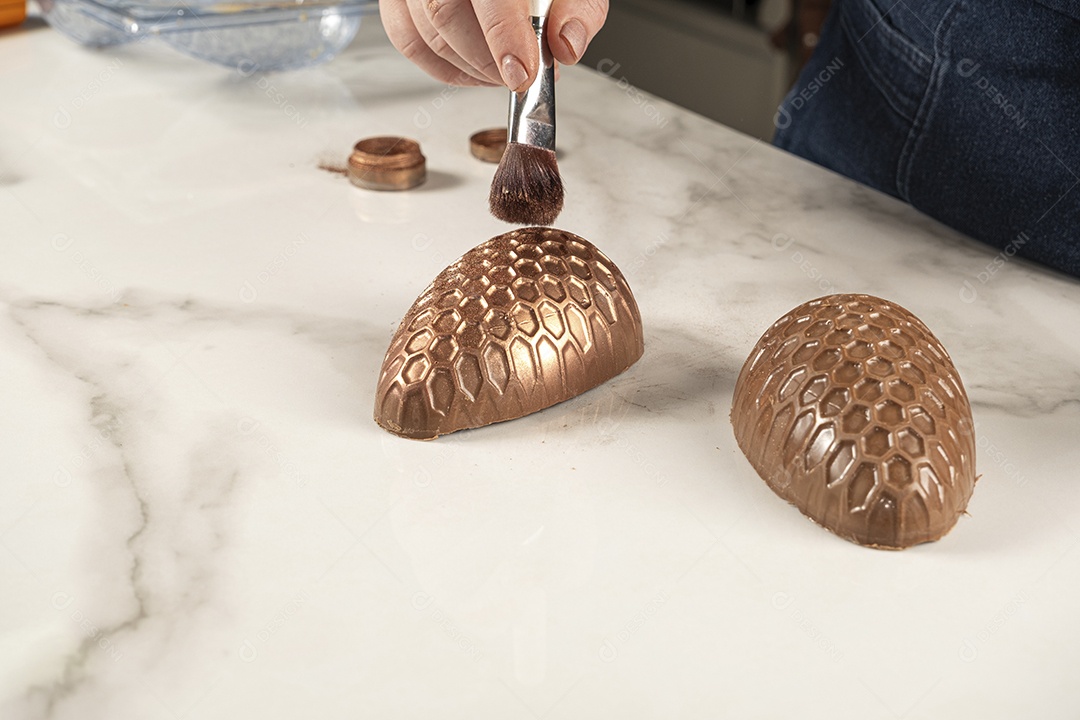 Ovo de Páscoa de chocolate com textura de favo de mel