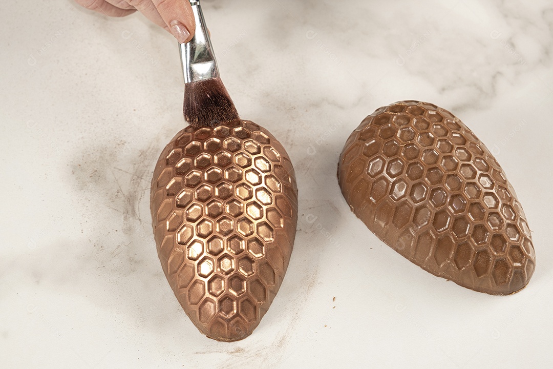 Ovo de Páscoa de chocolate com textura de favo de mel