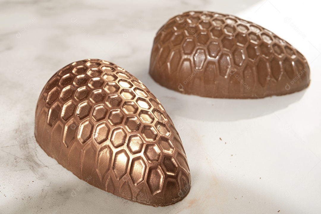 Ovo de Páscoa de chocolate com textura de favo de mel