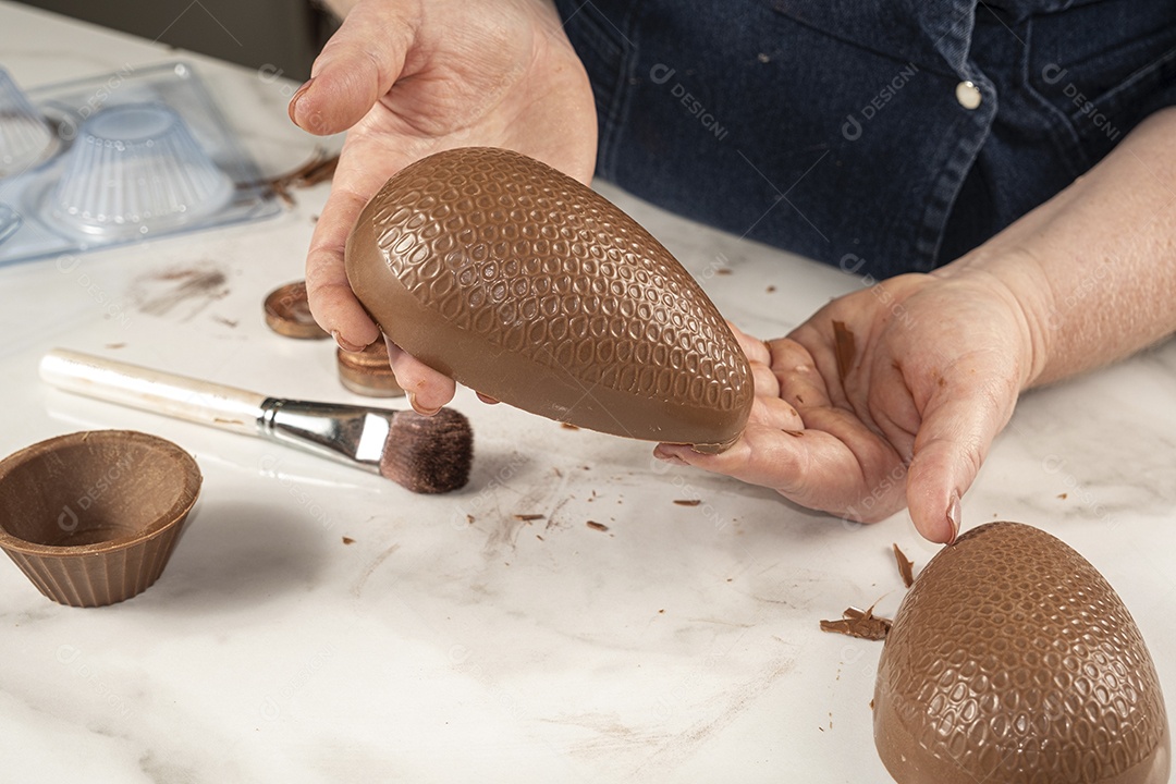 Ovo de Páscoa de chocolate com textura de favo de mel