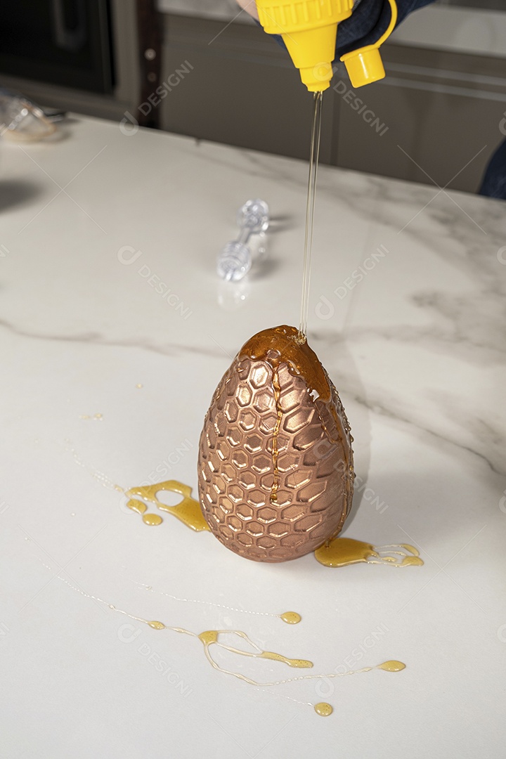 Ovo de páscoa de bolo de mel brasileiro