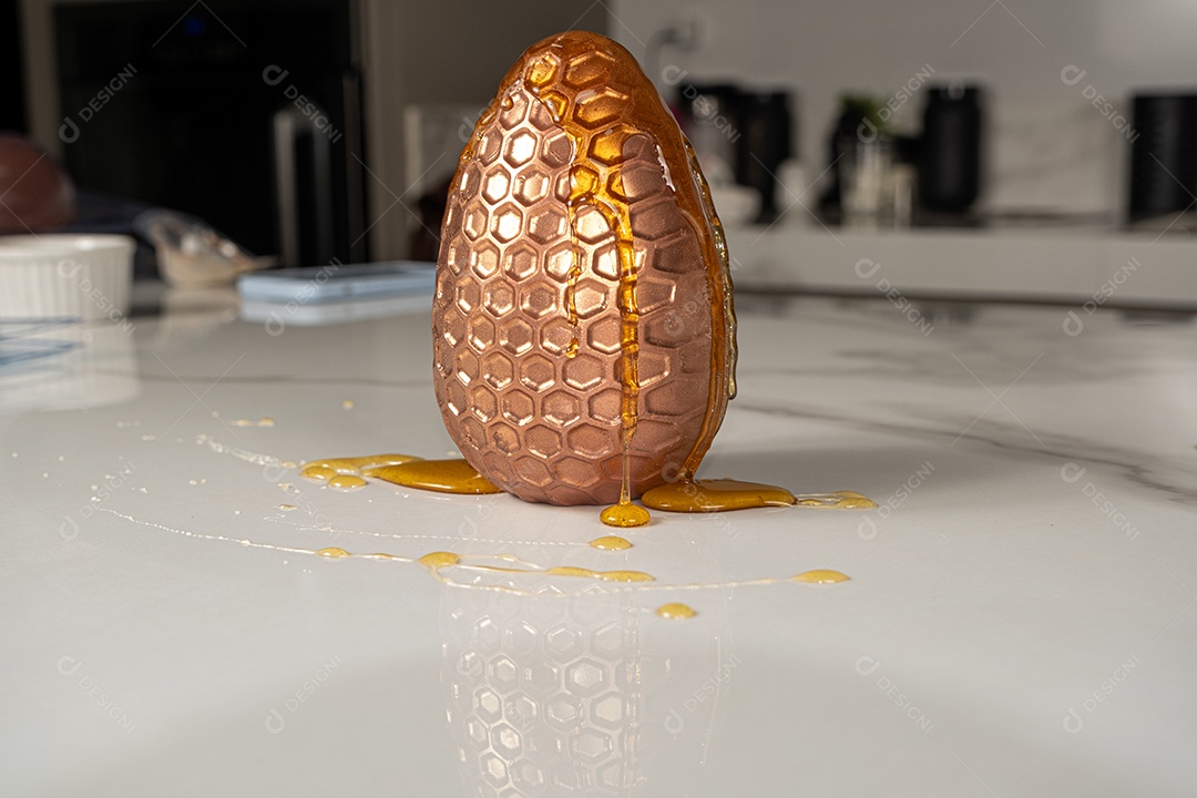 Ovo de páscoa de bolo de mel brasileiro