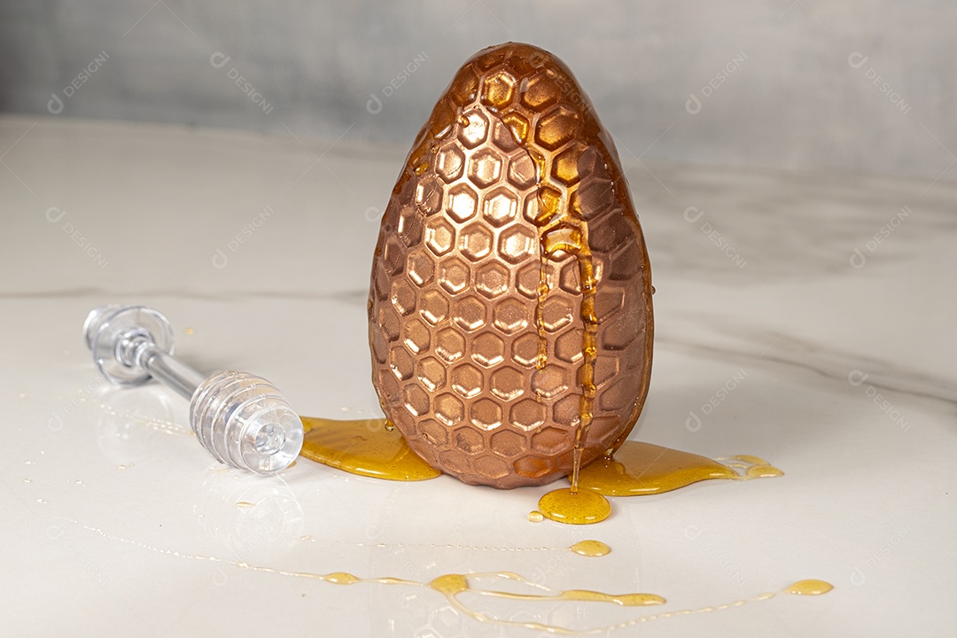 Ovo de páscoa de bolo de mel brasileiro