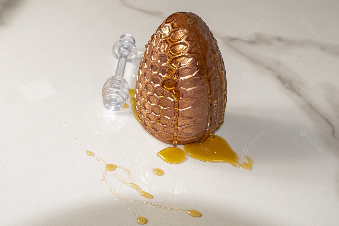 Ovo de páscoa de bolo de mel brasileiro