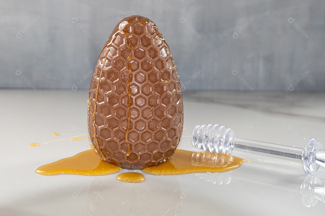 Ovo de páscoa de bolo de mel brasileiro