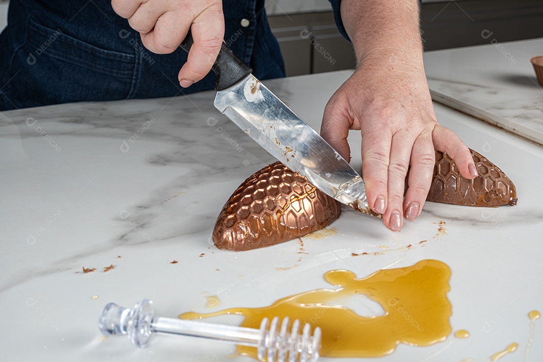 Ovo de páscoa de bolo de mel brasileiro