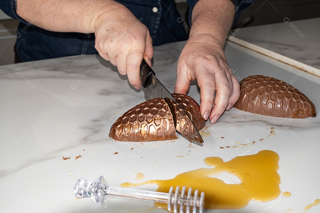 Ovo de páscoa de bolo de mel brasileiro