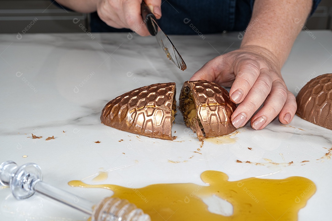 Ovo de páscoa de bolo de mel brasileiro