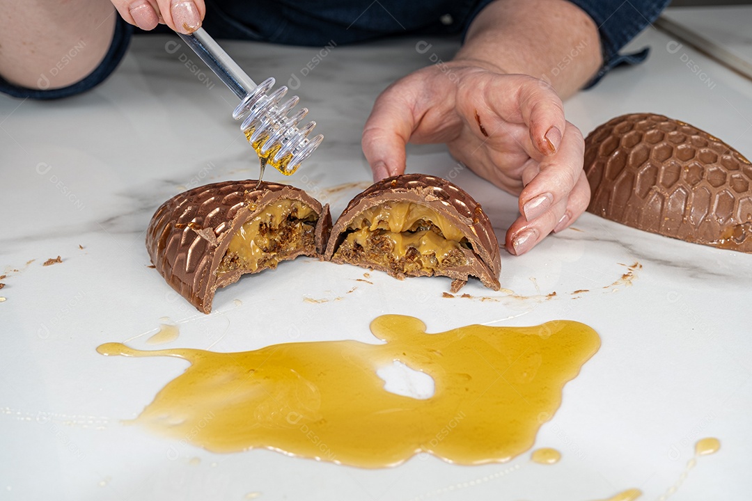 Ovo de páscoa de bolo de mel brasileiro