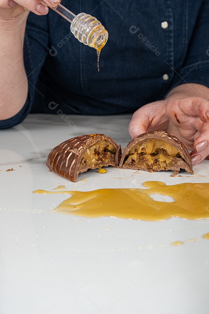 Ovo de páscoa de bolo de mel brasileiro