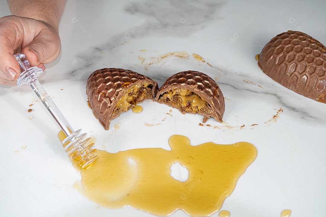 Ovo de páscoa de bolo de mel brasileiro