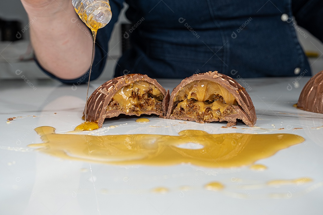 Ovo de páscoa de bolo de mel brasileiro