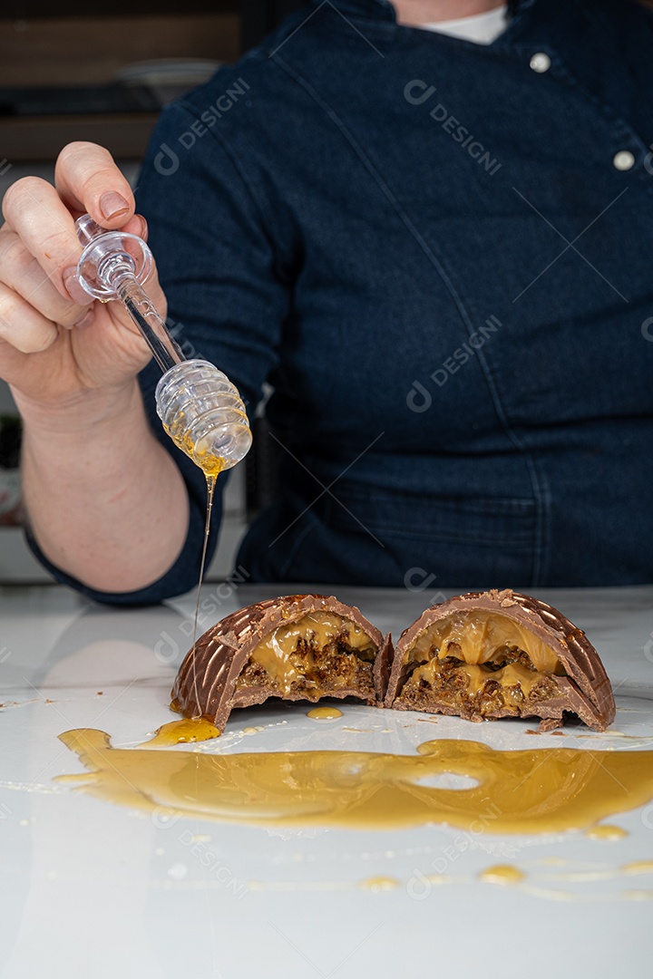 Ovo de páscoa de bolo de mel brasileiro