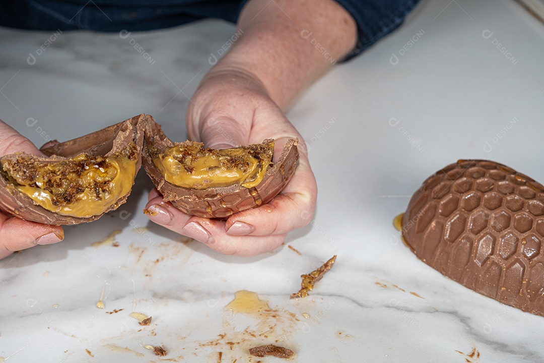 Ovo de páscoa de bolo de mel brasileiro