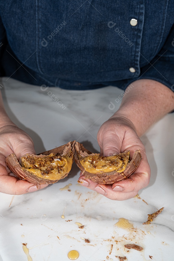 Ovo de páscoa de bolo de mel brasileiro