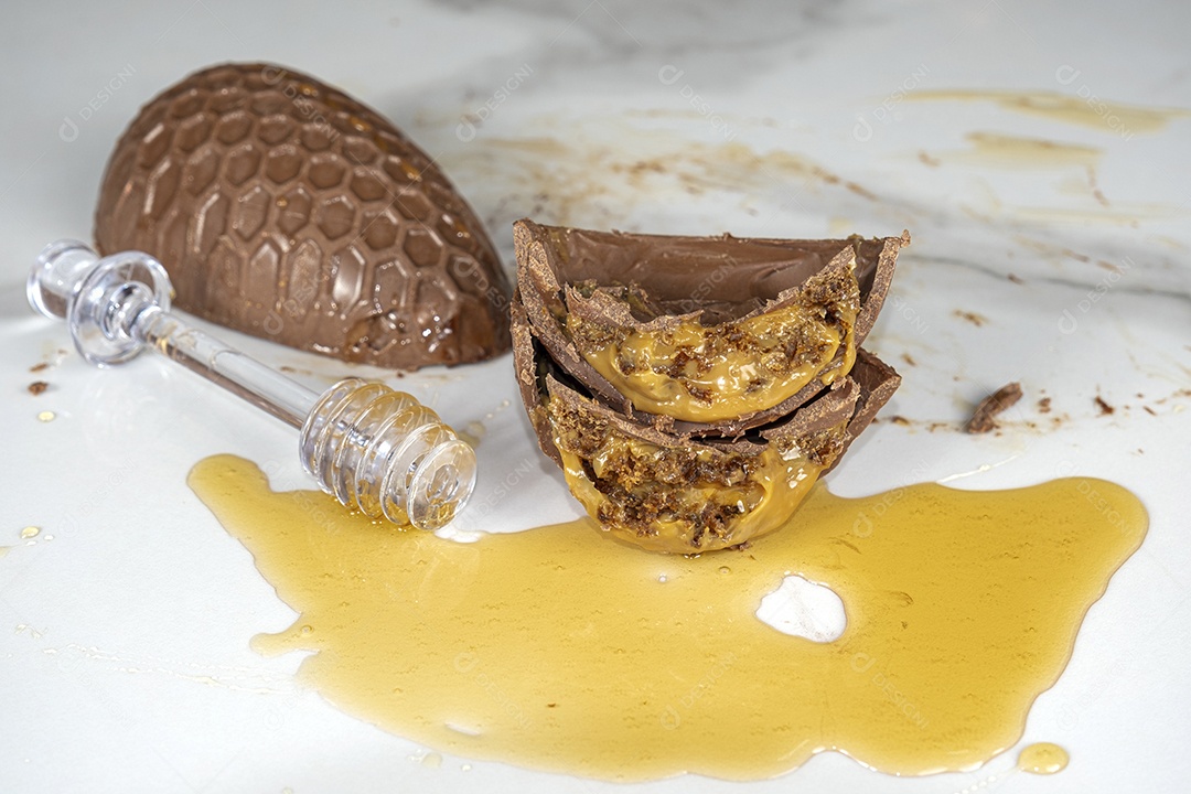 Ovo de páscoa de bolo de mel brasileiro