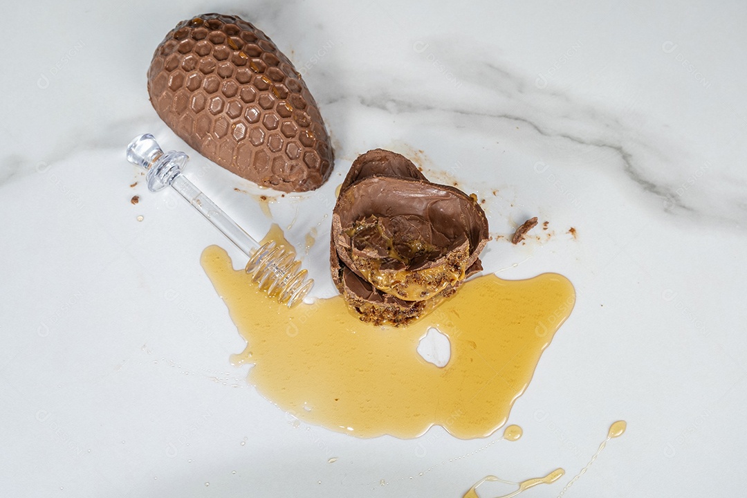 Ovo de páscoa de bolo de mel brasileiro