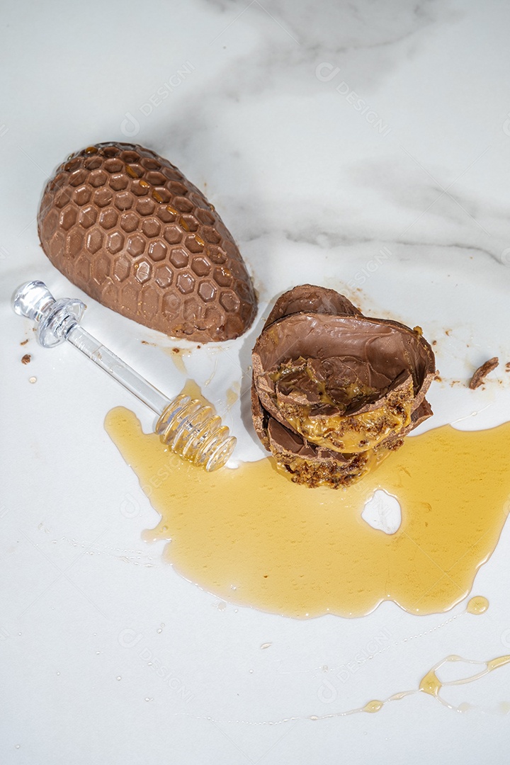 Ovo de páscoa de bolo de mel brasileiro