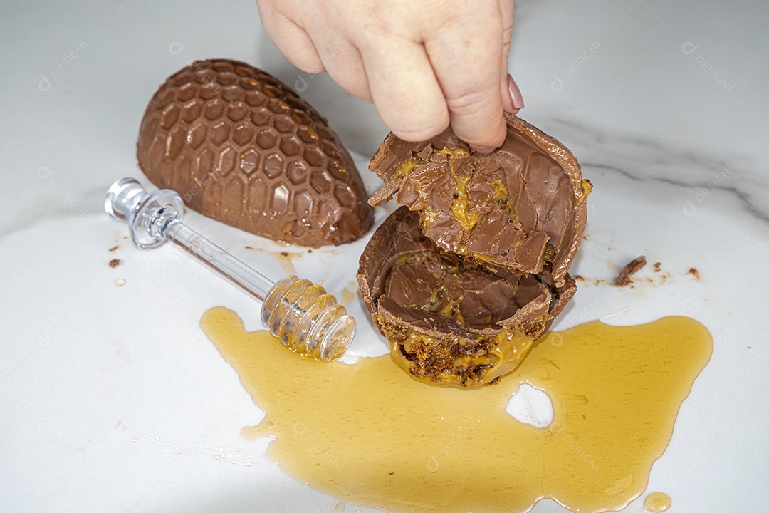 Ovo de páscoa de bolo de mel brasileiro