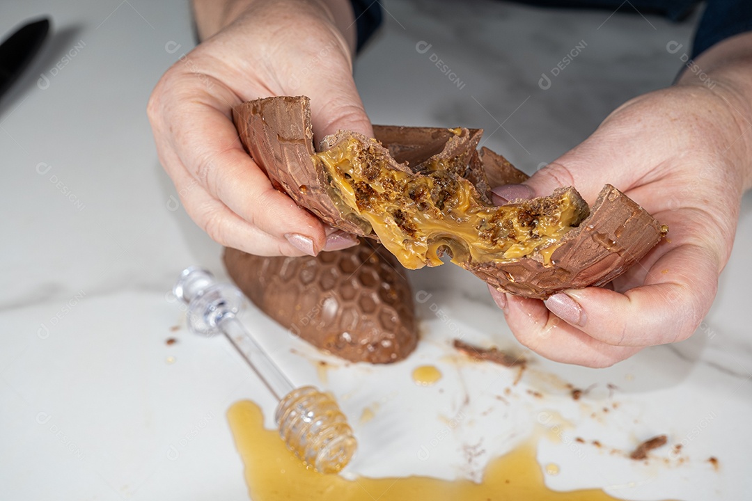 Ovo de páscoa de bolo de mel brasileiro