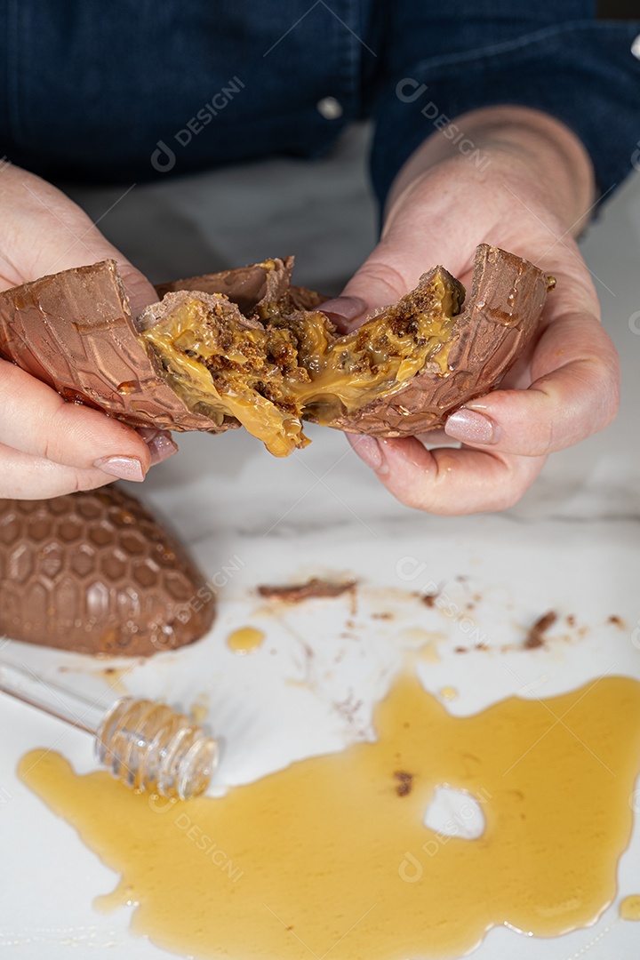 Ovo de páscoa de bolo de mel brasileiro