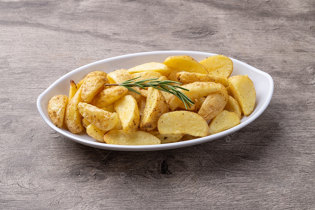 A imagem mostra batatas rústicas, também conhecidas como batatas em cunha ou potato wedges