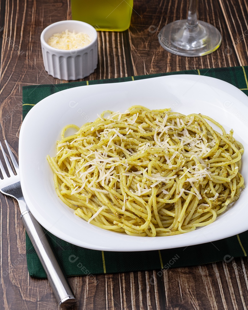 A imagem mostra um prato de massa com molho pesto