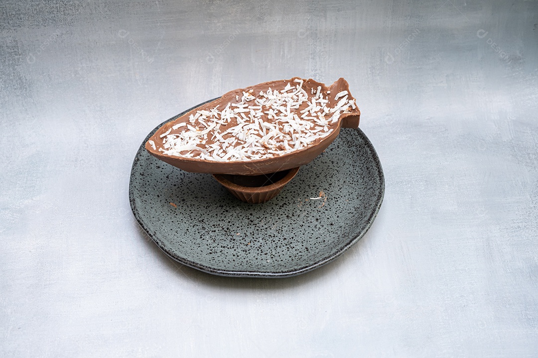 Ovo de Páscoa com coco ralado