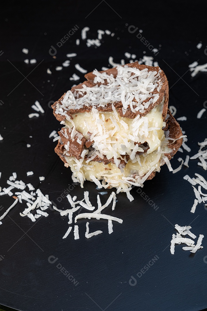 Meio ovo de páscoa de chocolate ao leite com recheio de doce de coco