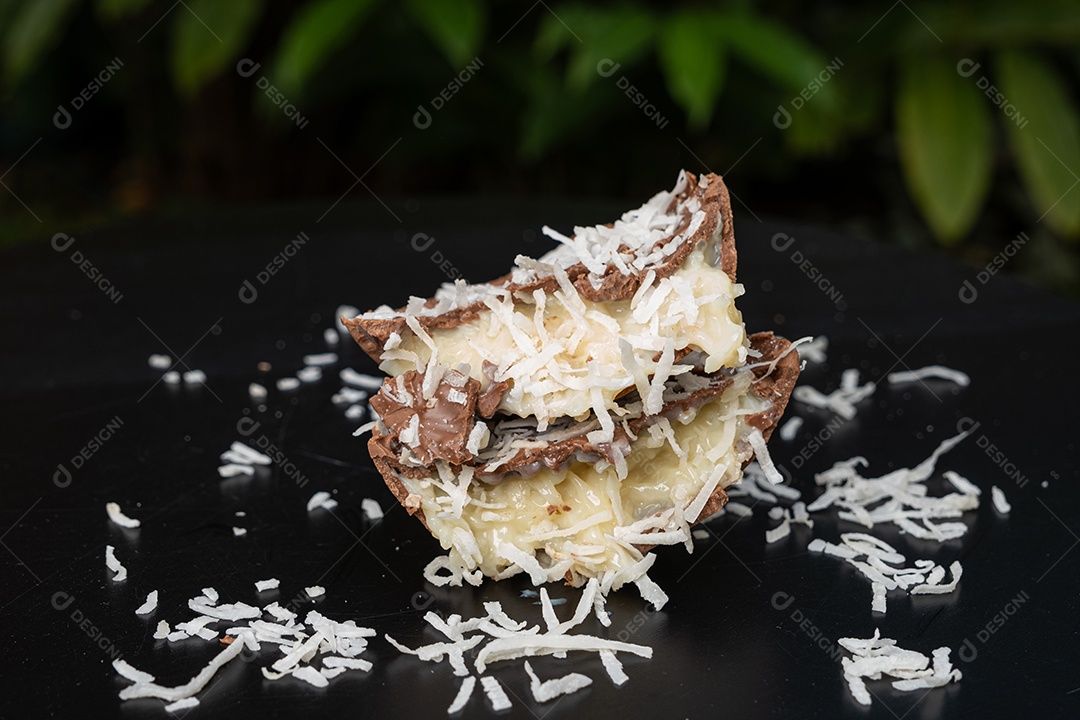 Meio ovo de páscoa de chocolate ao leite com recheio de doce de coco