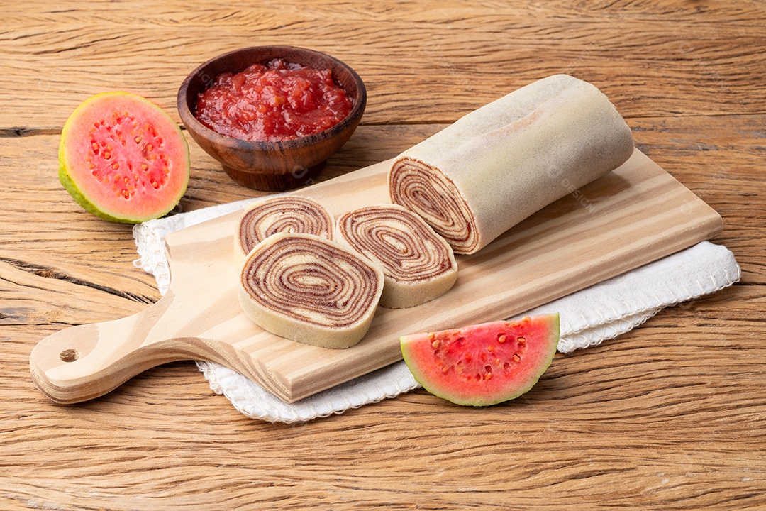 A imagem mostra um rocambole ou bolo de rolo