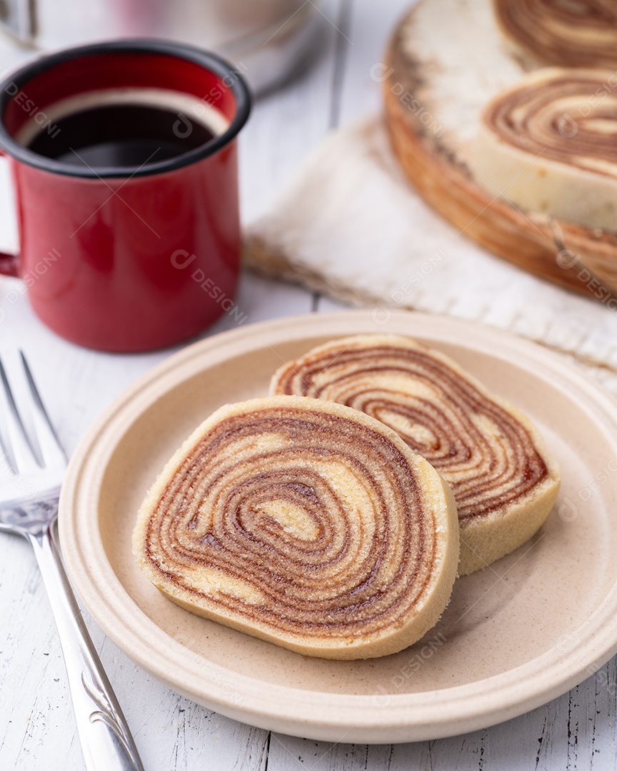 A imagem mostra um rocambole ou bolo de rolo
