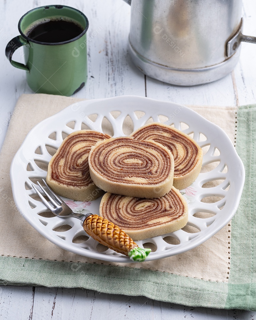 A imagem mostra fatias de bolo de rolo