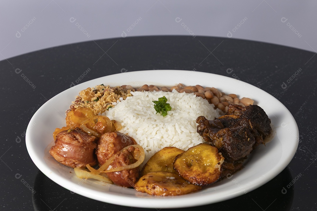 Bela refeição em um prato branco sobre mesa de madeira escura