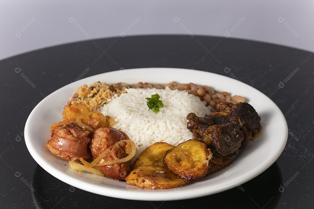 Bela refeição em um prato branco sobre mesa de madeira escura