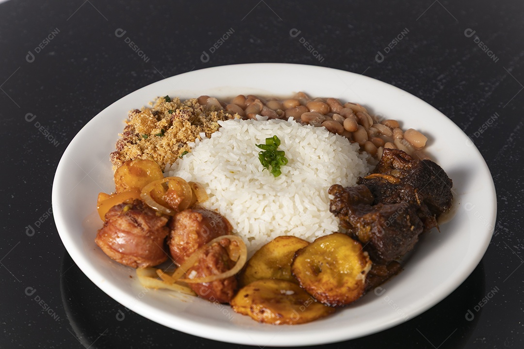 Bela refeição em um prato branco sobre mesa de madeira escura