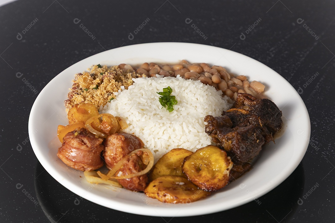 Bela refeição em um prato branco sobre mesa de madeira escura