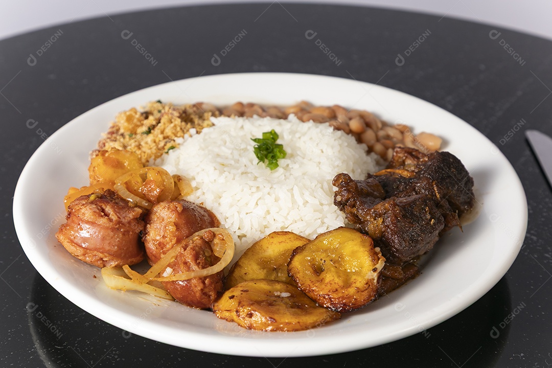 Bela refeição em um prato branco sobre mesa de madeira escura