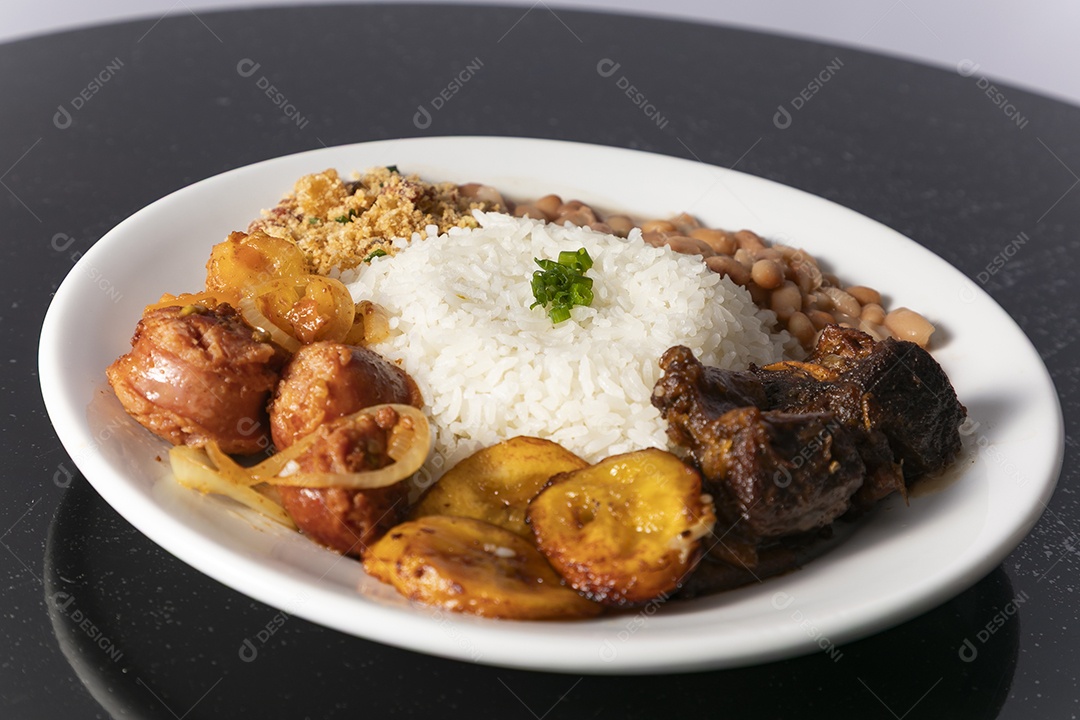 Bela refeição em um prato branco sobre mesa de madeira escura