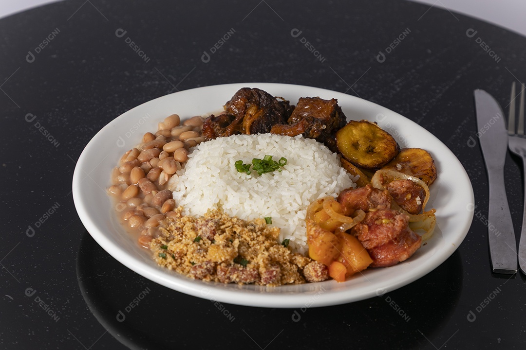 Bela refeição em um prato branco sobre mesa de madeira escura