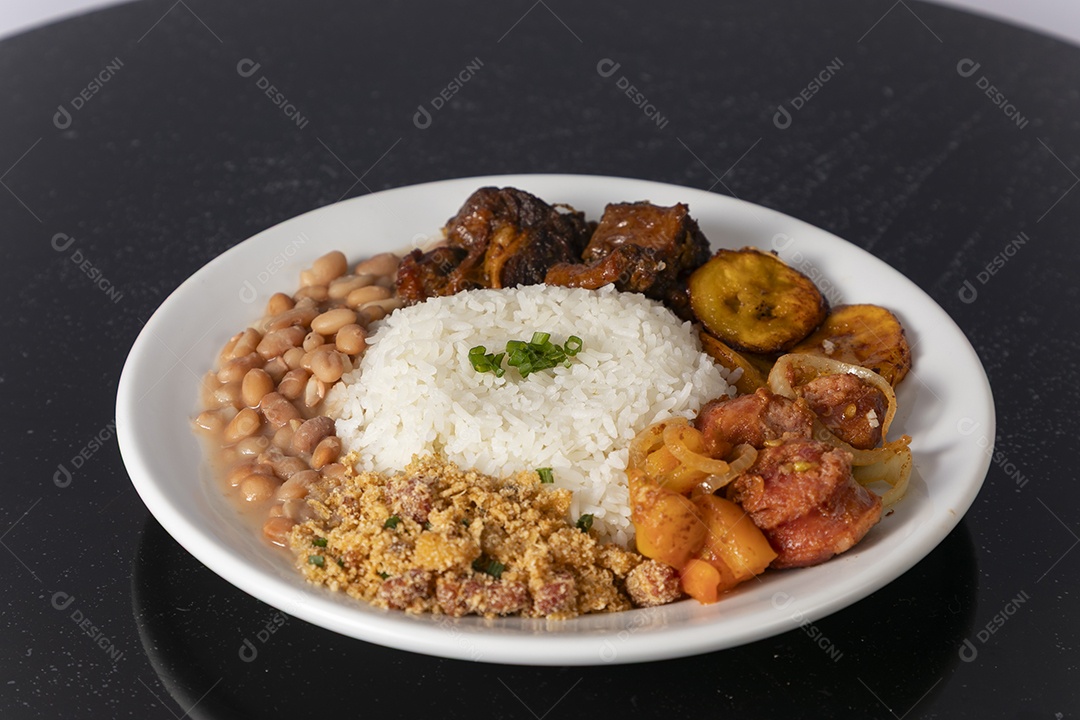 Bela refeição em um prato branco sobre mesa de madeira escura