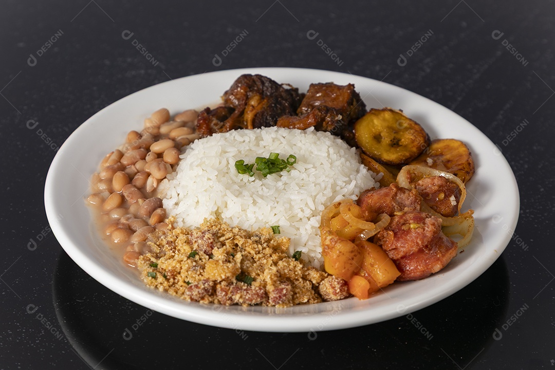 Bela refeição em um prato branco sobre mesa de madeira escura