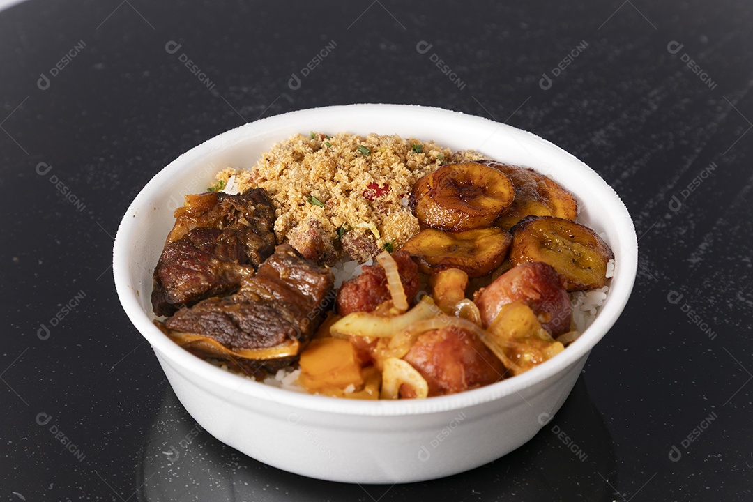 Bela refeição em uma marmitex branca sobre mesa de marmore escura