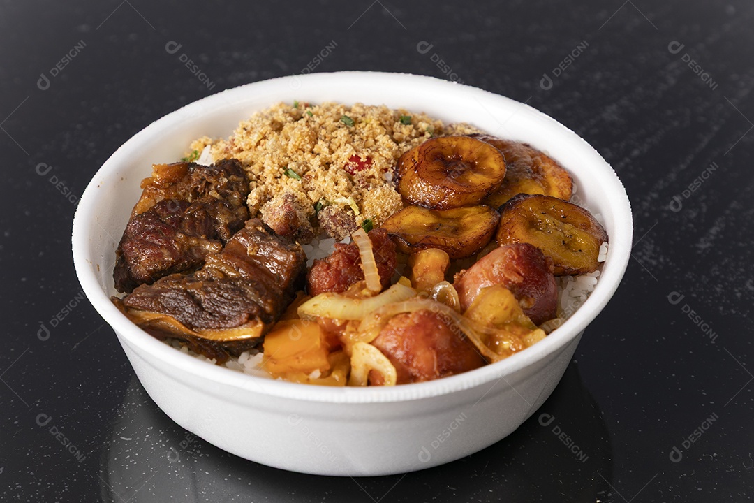 Bela refeição em uma marmitex branca sobre mesa de marmore escura