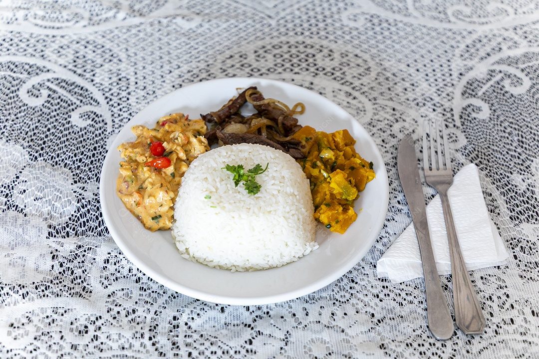 Bela refeição em um prato branco sobre mesa de madeira escura