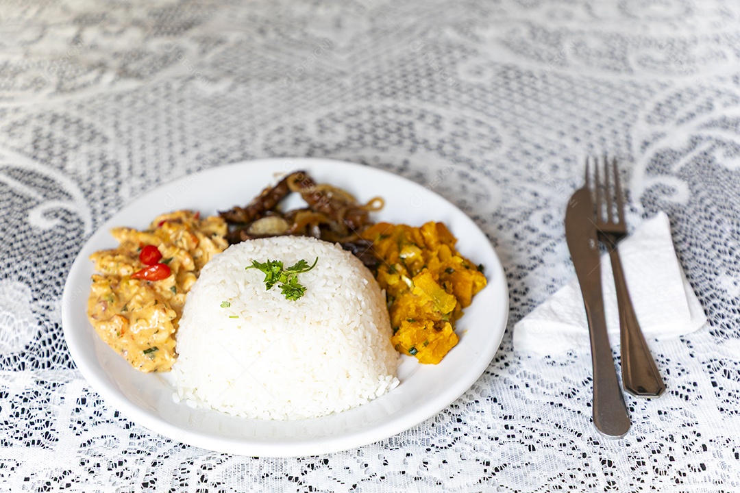Bela refeição em um prato branco sobre mesa de madeira escura