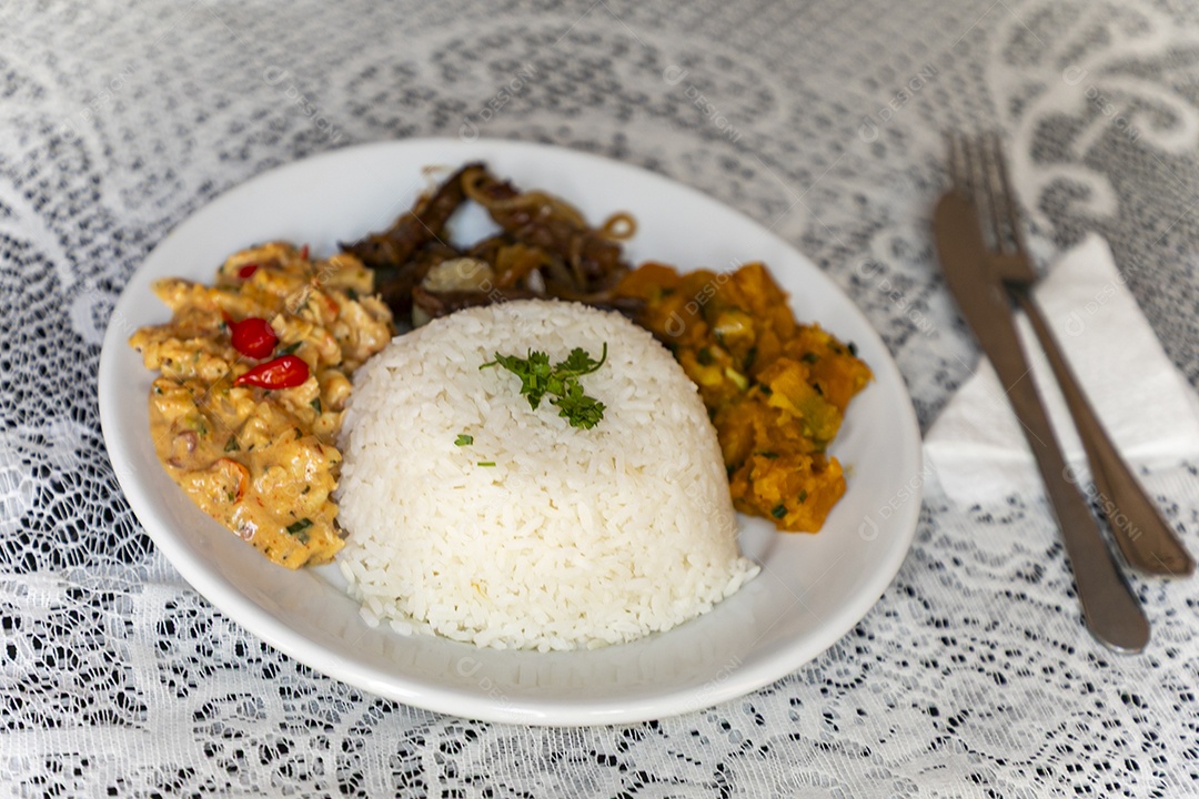 Bela refeição em um prato branco sobre mesa de madeira escura